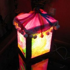 Лампа из коробки своими руками